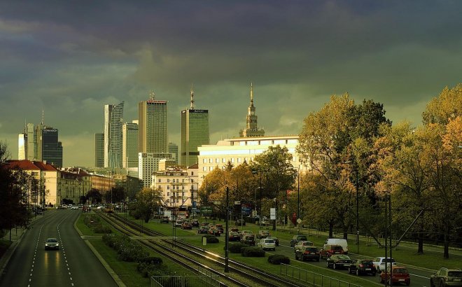 ile osób dojeżdża do pracy w Warszawie